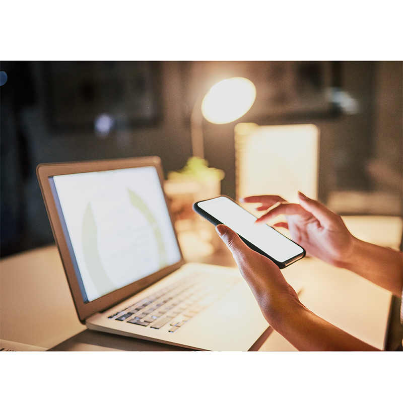 community manager Toulon - Téléphone et ordinateur sur les réseaux